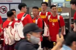 媒体人:中国男篮在机场偶遇赵雅芝 被赵的粉丝团震惊了